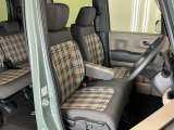 【ベンチシート】運転席と助手席の移動もスムーズ!狭い駐車場での乗り降りや、お子様の乗り降りにも便利です。座席の間にコンソールボックスやドリンクホルダーがないため、車内空間が広く感じます。