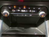 運転席と助手席で個別に温度設定ができるフルオートエアコンを装備。シートヒーターやステアリングヒーターも備え、寒い季節も快適です。上質感漂うダイヤルやスイッチ類を、ぜひ店頭でお確かめください。