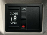 【パワースライドドア】助手席側がパワースライドドアになっており、運転席のスイッチやスマートキーでも開閉が可能です!開口部も広いので乗り降りも楽々♪