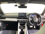 運転席は、大きな座面と包み込むような背もたれがドライバーの身体全体をしっかり支えます。上質なシート素材と座り心地のよいクッションを採用し、長時間の運転やコーナーの多い道も快適です