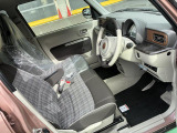 フロントシートはベンチシートです。インパネシフトで足元は広々。運転席と助手席はウォークスルーできます。