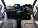 【前方視界】開放的な前方視界!運転がしやすく疲れにくいです♪窓が大きく、見通しがとっても良いおクルマですよ♪
