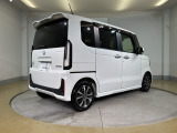 ご納車までの期間ですが、県内のお客様は1、2週間、県外のお客様は2、3週間ほどでご納車が可能となります。ただし、お支払いや書類の状況によっては多少の前後もありますので、その際には何卒ご了承下さい。
