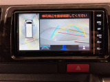 パノラミックビューモニター付きです。車両を上から見たような映像を画面に表示。運転席からの目視だけでは見にくい車両周辺の状況をリアルタイムでしっかりと確認できます。