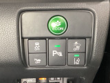 Hondaセンシング用の、VSA(ABS+TCS+横滑り抑制)解除と路外逸脱抑制機能のオンオフスイッチなどはハンドルの右側に装備しています。燃費に役立つECONボタンもここです。