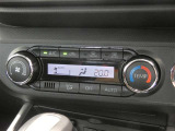 オートエアコンです。快適な温度を保ち、オールシーズン快適です。