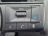 プロパイロットスイッチをONにして走行スピードを設定するだけで、ステアリングを自動制御で車線中央走行をキープ。車間距離をキープ。急な割り込みにもブレーキ操作なしでスピードをコントロール。