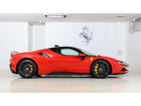 ルーフカラーはNero。車高の低さと伸びやかなフォルムを強調できるツートンボディペインティングが施されております。