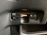 ハンドルの左下にETCがついています。高速道路の料金所の通過も楽々です。 カードの取り出しもしやすい場所についています。