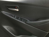 【ウインドウロック】運転席の窓操作部分です。小さなお子様が窓を勝手に開閉することのないよう、運転席以外の窓を操作できないようにするボタンがあります。