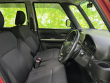運転席からの視界は広く、運転操作もスムーズに行えます。シートの座り心地も良く、長距離運転でも疲れにくい工夫が凝らされています。