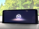 【10.25インチマツダコネクト】車内の雰囲気にマッチした大型ディスプレイ。スマホ接続でのナビ使用やBluetooth再生等、様々な機能が楽しめます。直感的なダイヤル操作が可能で、使い勝手も良好です。