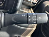 操作しやすい位置に配置されたウインカーレバー。スムーズな操作で、安全な車線変更をサポートします。指先で簡単に操作できます。