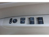 運転席側に窓の操作ボタンがあります。ロック機能が付いているのでお子様連れでも安心です。