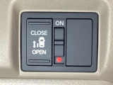 左側電動スライドドアは運転席からでも操作ができるように、ハンドル付近に開閉の操作スイッチが付いています。