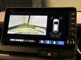 リバースギアに入れるだけで後方の表示へ切り替わります。夜間や雨の日の駐車も楽になりますよ。