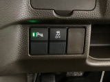 VSA装備車です。VSAはドライバーの操作と車の動きを見守っています。もし車の挙動が乱れたとき、4輪別々にブレーキをかけたり、エンジンパワーをしぼることによって車を安定させます。