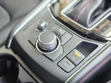 手元で直感的に操作できるコマンダースイッチや、停車時に便利なオートホールド機能を搭載!運転中の視線移動を抑え、安全で快適なドライブをサポートします。優れた操作性と上質感、ぜひ店頭でお確かめください。