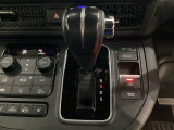 CVT車のセレクトレバーです。低速から高速まで、変速ショックのないスムーズな走りを実現するとともに、エンジン効率のよい領域を維持することで燃費にも貢献します。