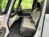 運転しやすい運転席周りのレイアウト。操作性に優れ、快適なドライビングをサポートします。