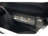 小物の収納に便利なセンタートレイには携帯等のデバイスの充電可能なUSB出力電源付です。