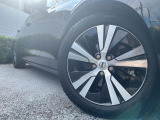【純正17インチアルミホイール】こだわりを持ってモデル別にデザインされた純正アルミホイールを装着。しつこい鉄粉や錆に高い効果を発揮する「ホイールコーティング」の施工も受付中!