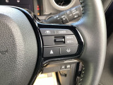 Hondaセンシングの機能のひとつ、アダプティブクルーズコントロール付!アクセルから足を離しても設定したスピードと前車との車間を保ち走行してくれます!車線維持もアシスト☆高速道路で疲労軽減ですね☆