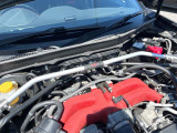 【STIタワーバー】お車の剛性を高めるタワーバーを装備。よりスムーズなコーナリング走行が可能となり、走りも楽しめます。