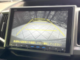 【バックカメラ】駐車時に後方がリアルタイム映像で確認できます。大型商業施設や立体駐車場での駐車時や、夜間のバック時に大活躍!運転スキルに関わらず、今や必須となった装備のひとつです!