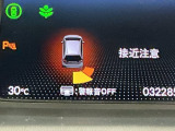 周囲の障害物に近づくと、ブザーでお知らせして衝突回避をサポートします。駐車時や狭い道での走行の際に便利です。
