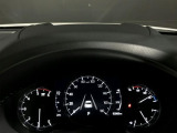 必要な情報を投影するヘッドアップディスプレイ(運転席前のガラス等に車速やナビ情報を投影する機能)。視線移動を抑え、速度やナビのルート案内、安全警告を直感的に確認。長距離運転でも疲れません。