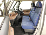 ベンチシートで運転席から助手席への移動もスムーズです!