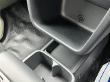 足元には小物入れやドリンクホルダーもついてます♪