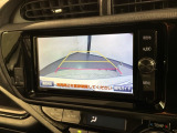 リバースギアに入れるだけで後方の表示へ切り替わります。夜間や雨の日の駐車も楽になりますよ。