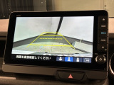 リバースギアに入れるだけで後方の表示へ切り替わります。夜間や雨の日の駐車も楽になりますよ。
