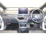 操作性に優れた運転席となります!小物入れや各ボタンの配置にこだわり、使いやすいです!座り心地もよく視認性も良好なのでロングドライブもお任せ下さい!