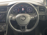 Volkswagen全車共通の上質な本革を使用した手触りのしっとりとしたステアリングです。唯一素肌が触れるハンドルは上位モデルと同じ握り心地になっております。