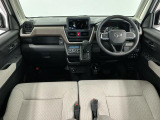 【インパネ】運転のしやすさを最優先に設計された見晴らしの良いフロントビュー。車両間隔が掴みやすく狭い道でも安心♪「安全」と「品質」を最優先に、安心してお乗りいただけるクルマを提供いたします。