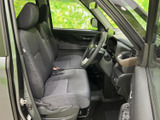 運転席からの視界は広く、運転操作もスムーズに行えます。シートの形状も工夫されており、長時間のドライブでも疲れにくいでしょう。