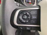 運転中、オーディオの操作をしてて、ハッとしたことはありませんか?ステアリングスイッチは、運転中でもハンドルでオーディオの操作が可能です。安全なドライブをサポートします。
