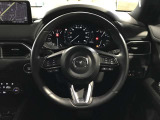 ご覧のようにステアリングスイッチが付いており、ハンドルから手を離さずに簡単なオーディオ操作が容易にできます☆