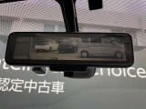 スマートルームミラー 後席に人が乗ってるときルームミラーが見えにくかったり、雨の日や夜間など後方確認がしにくいときにカメラオンで後方視界すっきり。 オフにすれば通常のミラーとしても使えます。