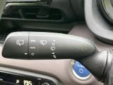 雨天時でもクリアな視界を確保できるワイパーレバー。操作も簡単で、快適な運転をサポートします。