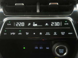左右独立温度コントロールフルオートエアコンです。運転席、助手席それぞれで独立して温度設定ができます。冷え性の方が乗っても安心ですね♪