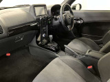 運転席周りのレイアウトをご覧ください。ナビゲーションが綺麗に装着されすっきり収まってますね!