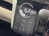 【オートエアコン】一度お好みの温度に設定すれば、車内の温度を検知し風量や温度を自動で調整。暑い&hellip;寒い&hellip;と何度もスイッチ操作をする必要はありません。快適な車内空間には必須の機能ですね♪
