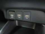 12V電源ソケットを設置しております。周辺機器の充電にご利用頂けます。便利な充電用USBジャックも付いています。