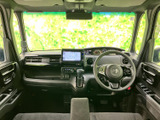 開放感のある室内空間が広がります。ドライバー席からの視界も広く、運転に集中できます。快適なドライブをサポートする空間です。