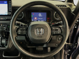 運転にかかわる様々な操作を安全に行えるように視点移動が少なく操作性に配慮されたスイッチ類が凝縮されたコクピットです。