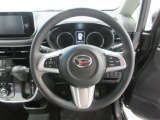 ステアリングから手を離さず、運転に集中したままオーディオ等の操作ができます。